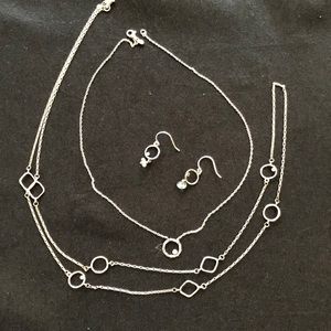 Necklace and earrings set.